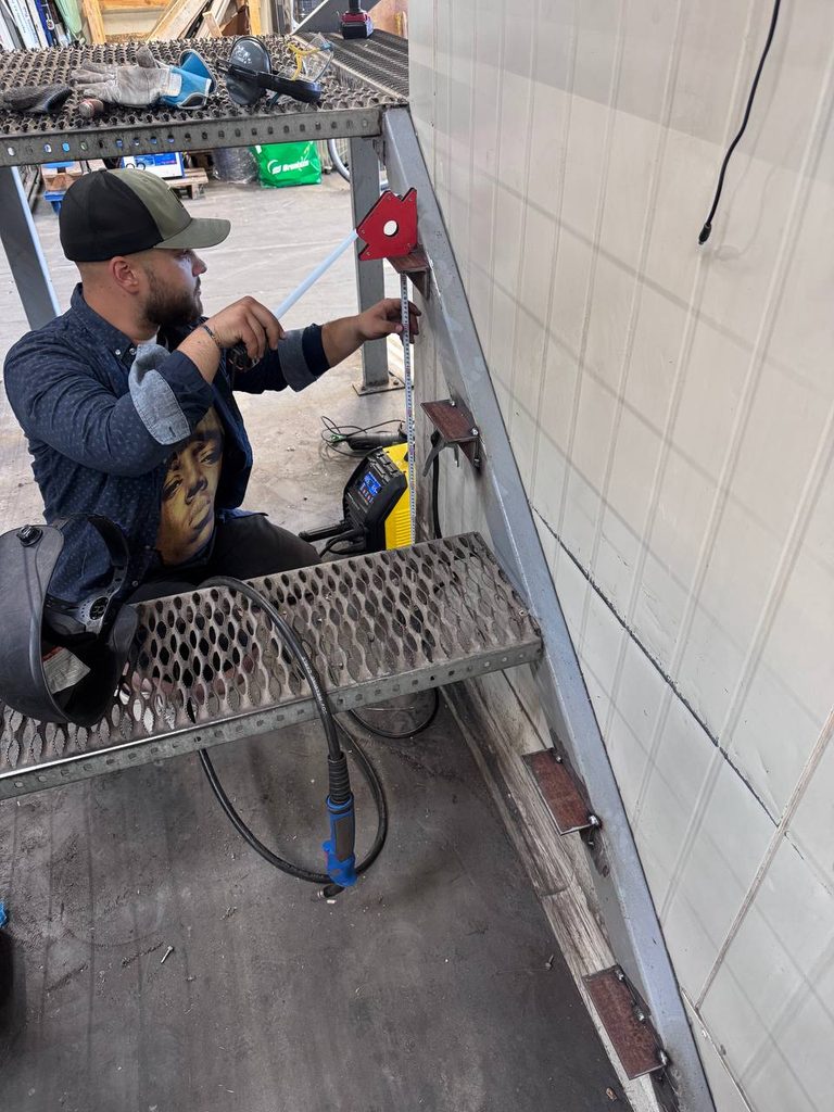 Mobilny spawacz Warszawa - Nasza Firma świadczy usługi spawacza z dojazdem w Warszawie i w okolicach, stal i aluminium.