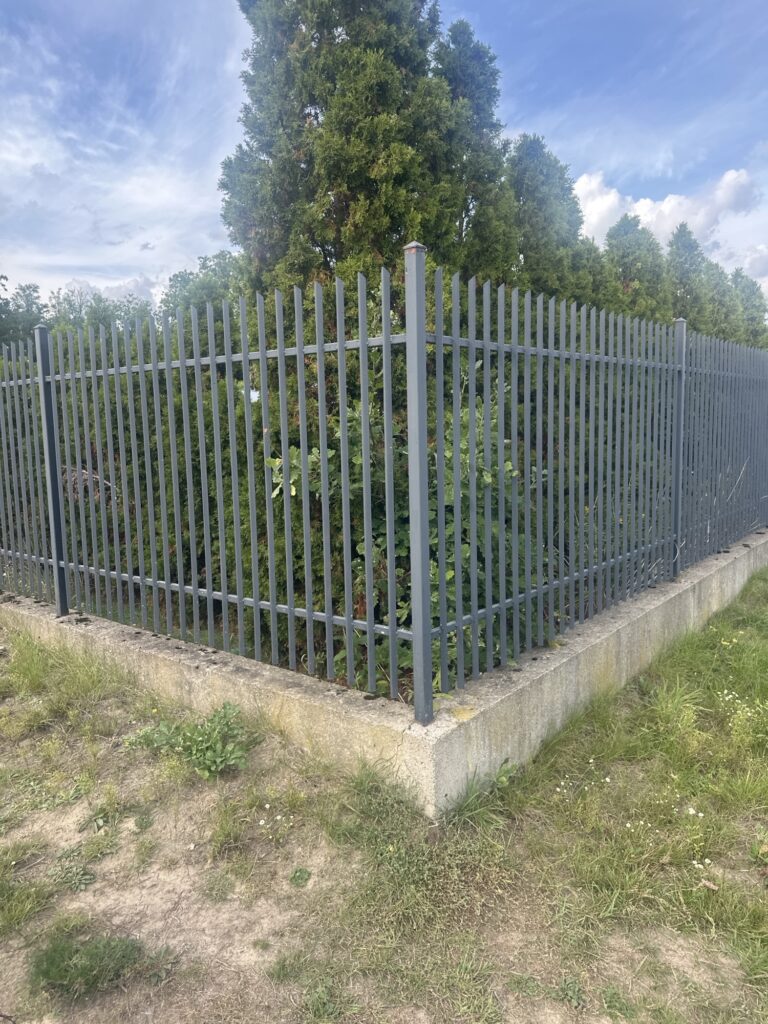 Naprawa Płotów - Nasi specjaliści naprawiają Płoty metalowe i drewniane. Zamów nasze usługi, ŚLusarz i Spawacz. 