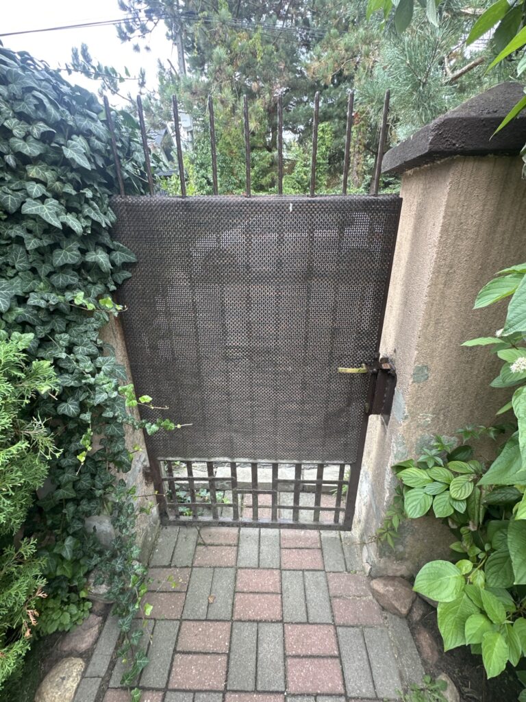 Naprawa Furtki - Naprawiamy tutaj furtkę dla naszego klienta. Nasza firma działa od Poniedziałku do Soboty, Ślusarz z Warszawy