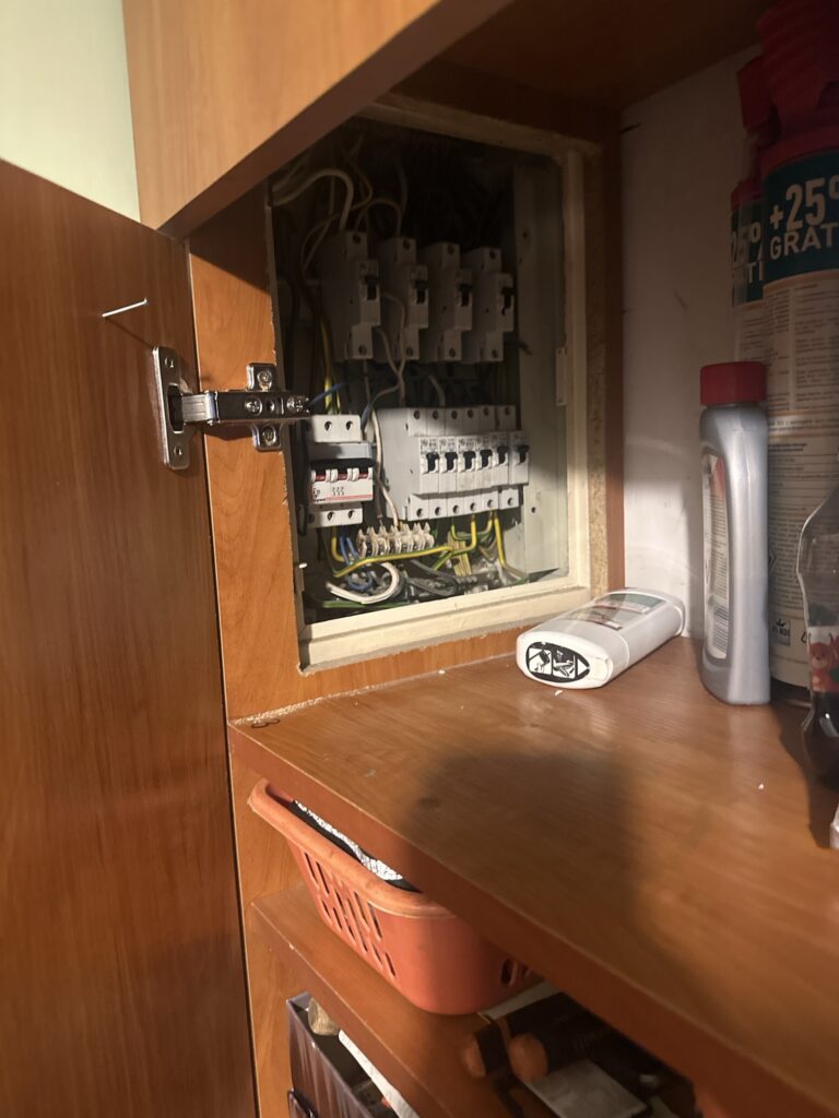 Naprawa elektryki w domu, jesteśmy firmą która właśnie tego typu działania też robi w Warszawie i w okolicach oraz oczywiście w innych miastach Jabłonna Wołomin Pruszków.