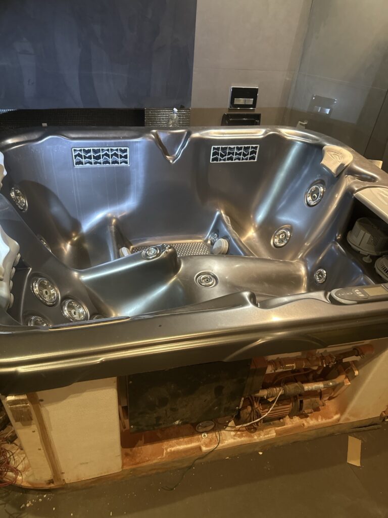 Montujemy SPA Jacuzzi w domu u klienta w Konstancin Jeziorna.