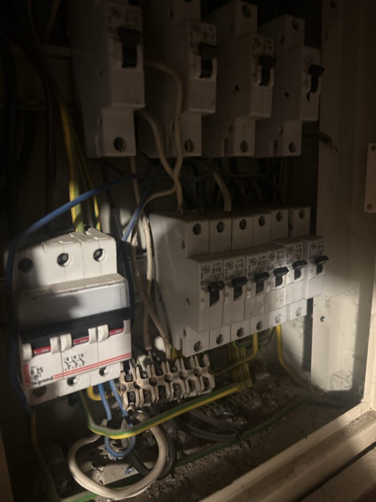 Naprawa elektryki w domu, jesteśmy firmą która właśnie tego typu działania też robi w Warszawie i w okolicach oraz oczywiście w innych miastach Jabłonna Wołomin Pruszków.
