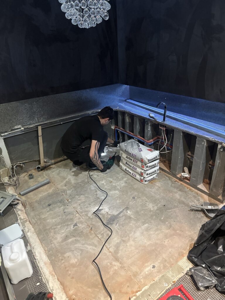 Kucie betonu pod spa. Kujemy beton pod spa i Jacuzi w Warszawie dla naszego pana który zlecił nam robotę na tym etapie.