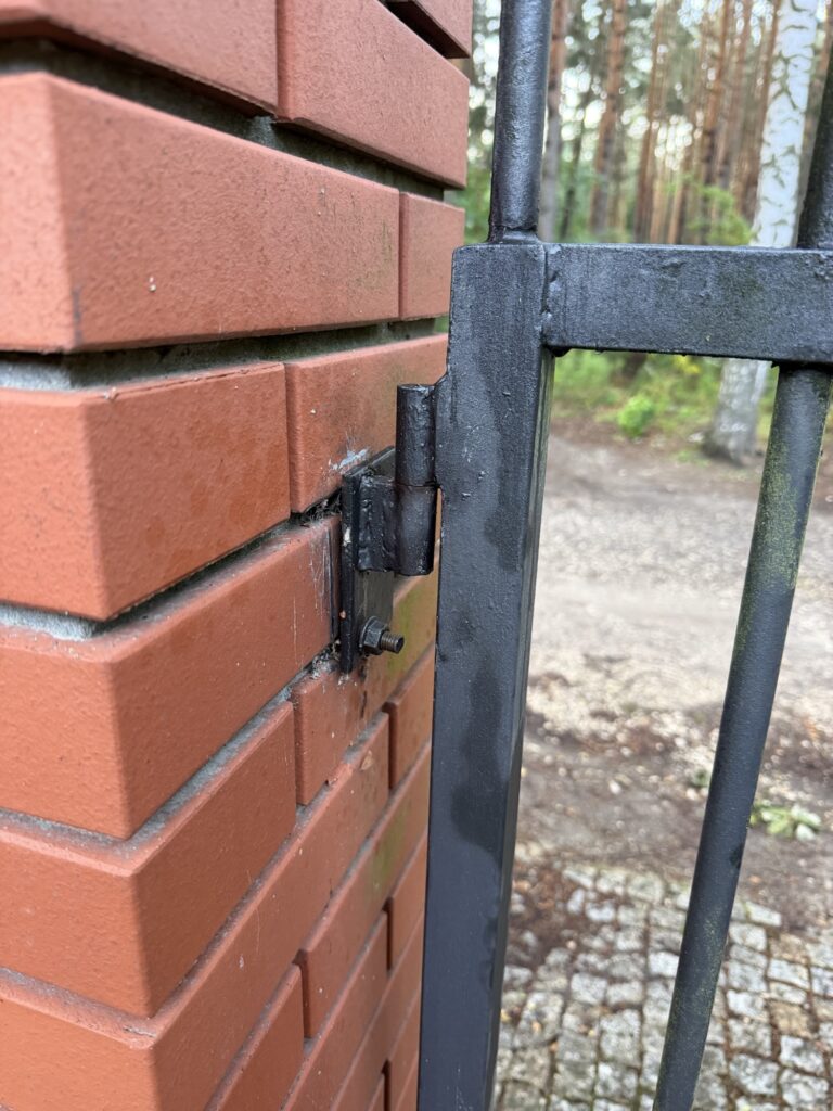 Naprawa Furtki - Naprawiamy tutaj furtkę dla naszego klienta. Nasza firma działa od Poniedziałku do Soboty, Ślusarz z Warszawy
