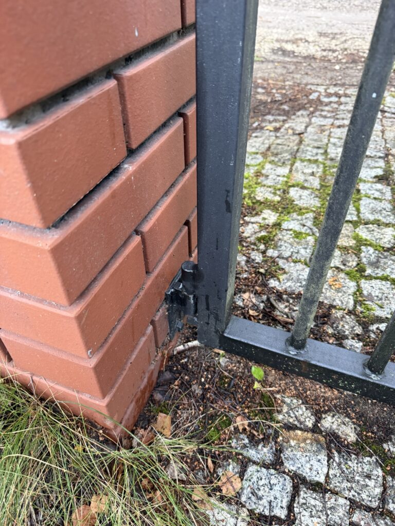 Naprawa Furtki - Naprawiamy tutaj furtkę dla naszego klienta. Nasza firma działa od Poniedziałku do Soboty, Ślusarz z Warszawy