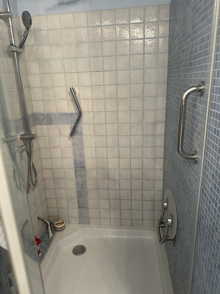 Serwis luksusowego prysznica, zamów naszą ekpię naprawczą z dojazdem do klienta, jesteśmy gotowi ogarniać wszystko.