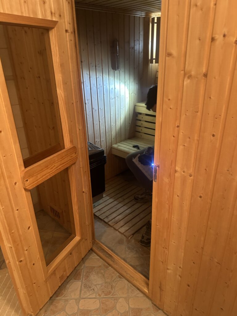 Naprawa Sauny Warszawa, Szukałeś prawdopodobnie gdzieś w Internecie serwisu do Sauny i naprawy Sauny. Nasza Firma oferuje naprawy Sauny z dojazdem do klienta w domach w apartamentach w Warszawie oraz oczywiście w hotelach i pensjonatach.