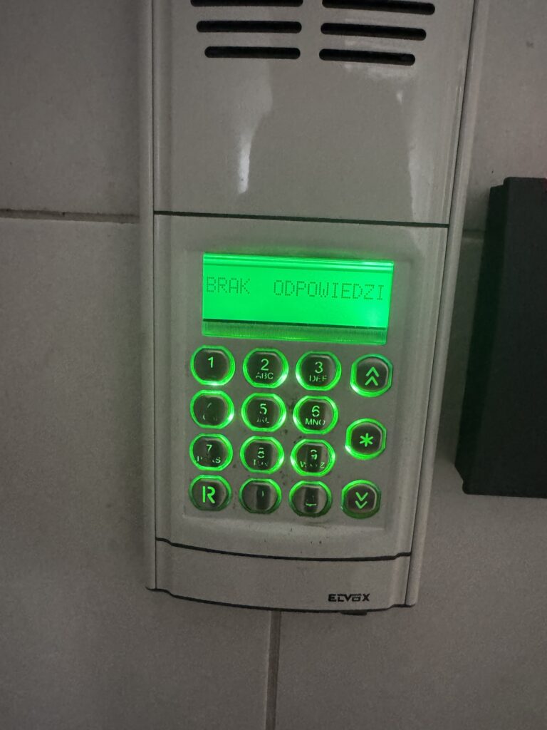 Zielony ekran i klawiatura panelu ELVOX z komunikatem BRAK ODPOWIEDZI; duplikat ujęcia 870.