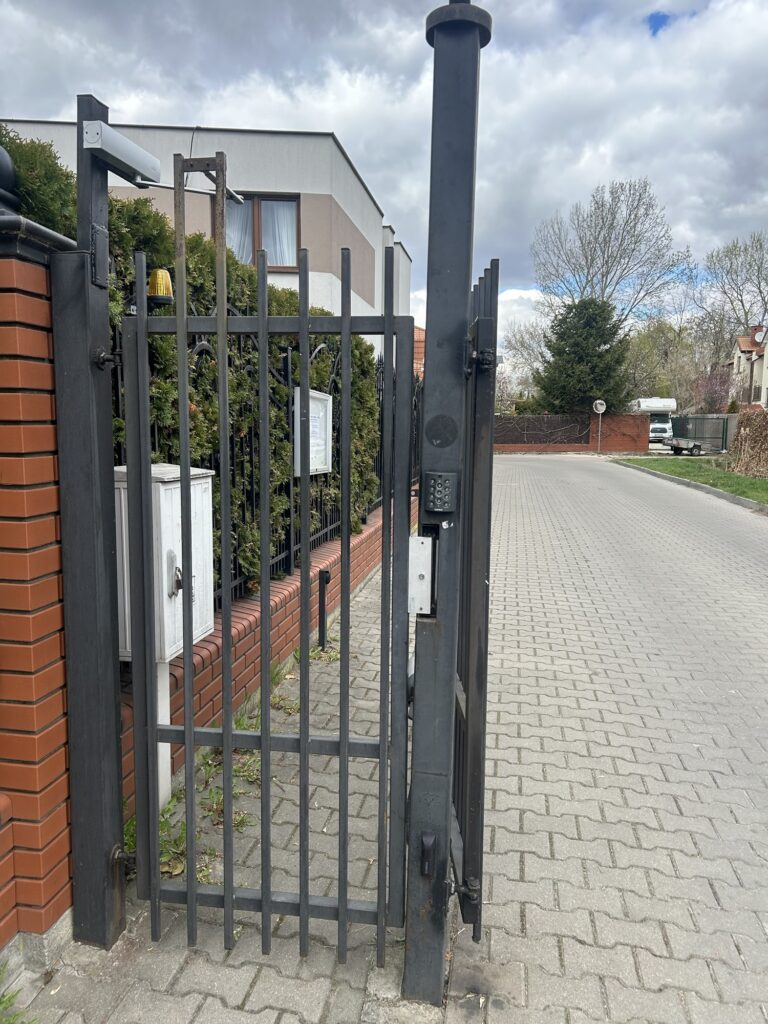Ślusarz, Wymieniamy zamki zabezpieczamy wejścia do domu schowamy wszystko tak żeby wideo domofon złapał zamów nas.
