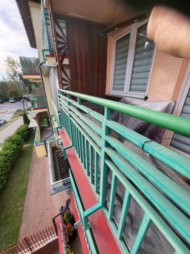 Naprawa balustrady na balkonie, zamów naszego spawacz z dojazdem, jesteśmy gotowi działać z tobą jako firma techniczna.