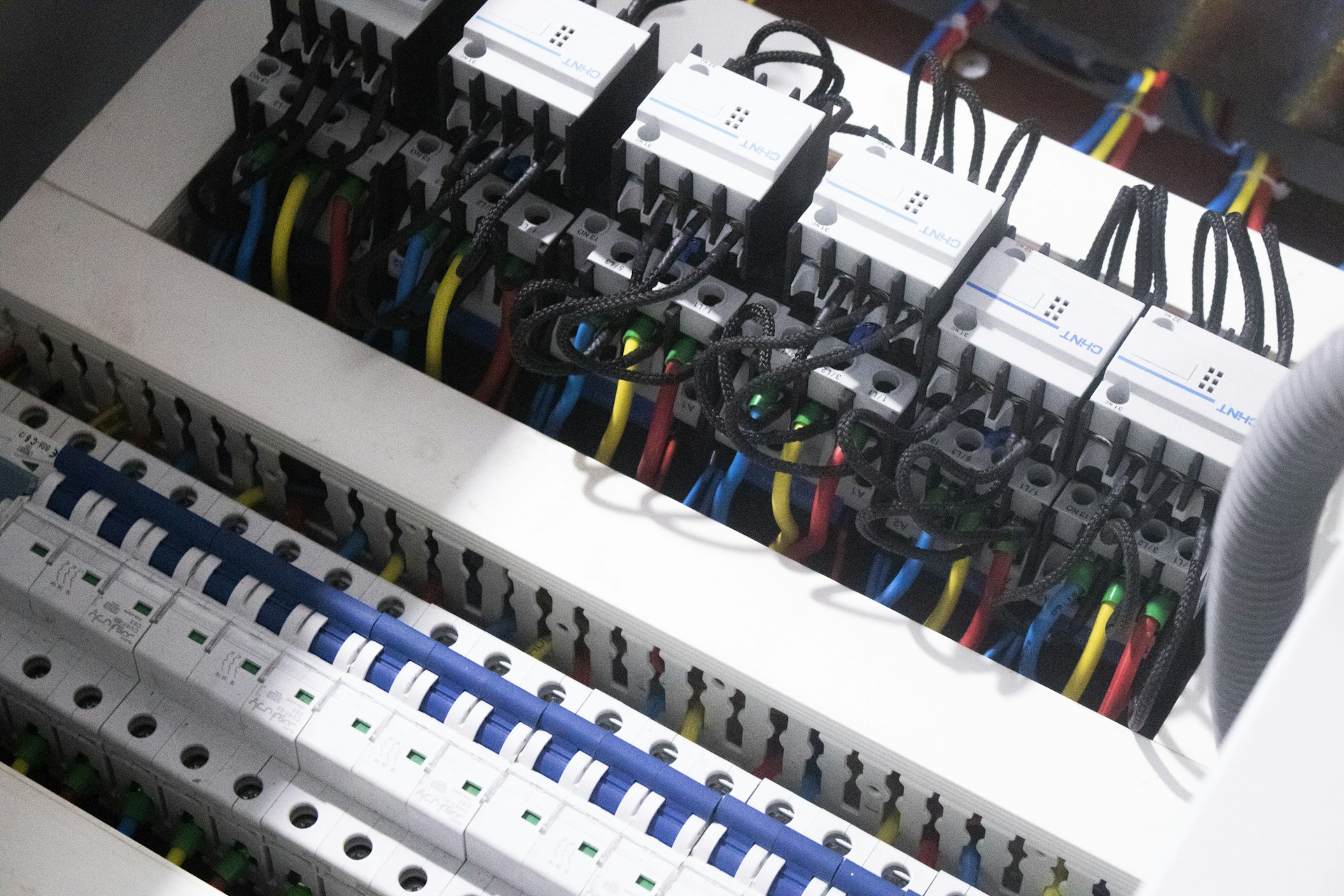 Pogotowie elektryczne, oświetlenie i rozdzielnice – zdjęcie ilustracyjne