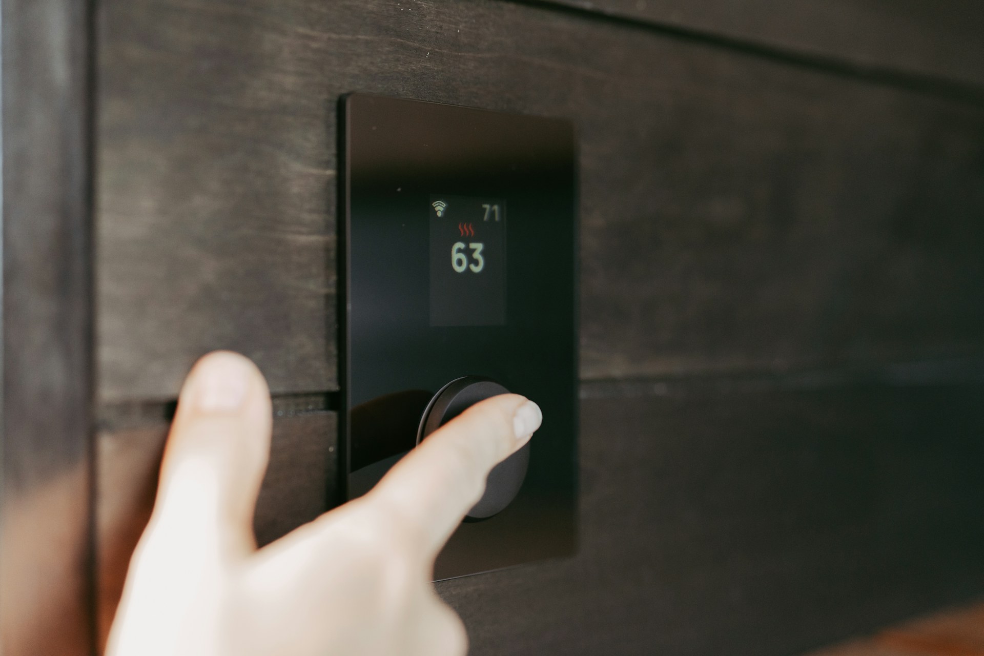 Regulacja cyfrowego termostatu we wnętrzu – przykład urządzeń montowanych w inteligentnym domu