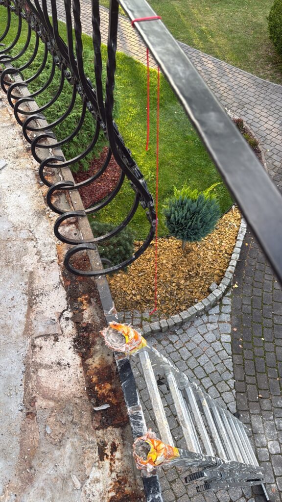 Demontaż oraz Montaż i spawanie balustrady w willi pod Warszawą, nasza firma ogarnia to wszystko z dojazdem do ciebie w stolicy.