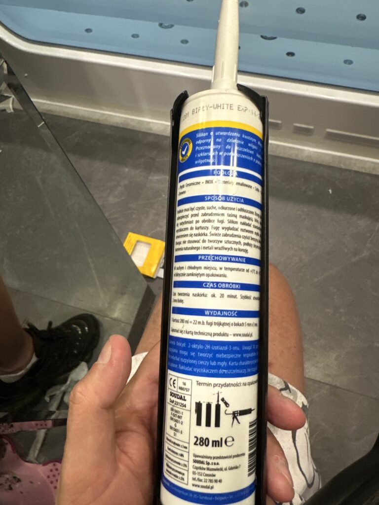 Silikon, tutaj akurat silikonowalismy wannę z hydromasażem tutaj była bardzo poważna praca odcinania wanny i do wycinania jeszcze raz.