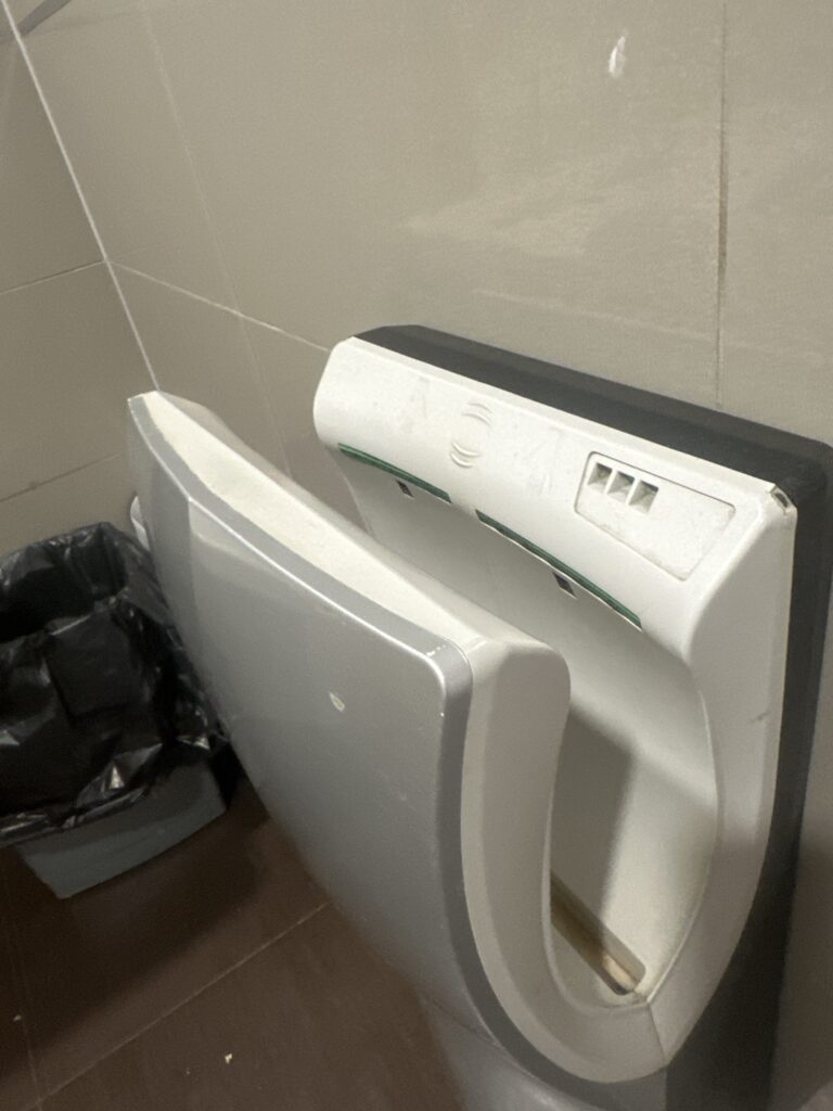Montaż Suszarki do rąk elektrycznych w Warszawie, zamów nasze usługi z dojazdem do twojego domu, działamy tanio.