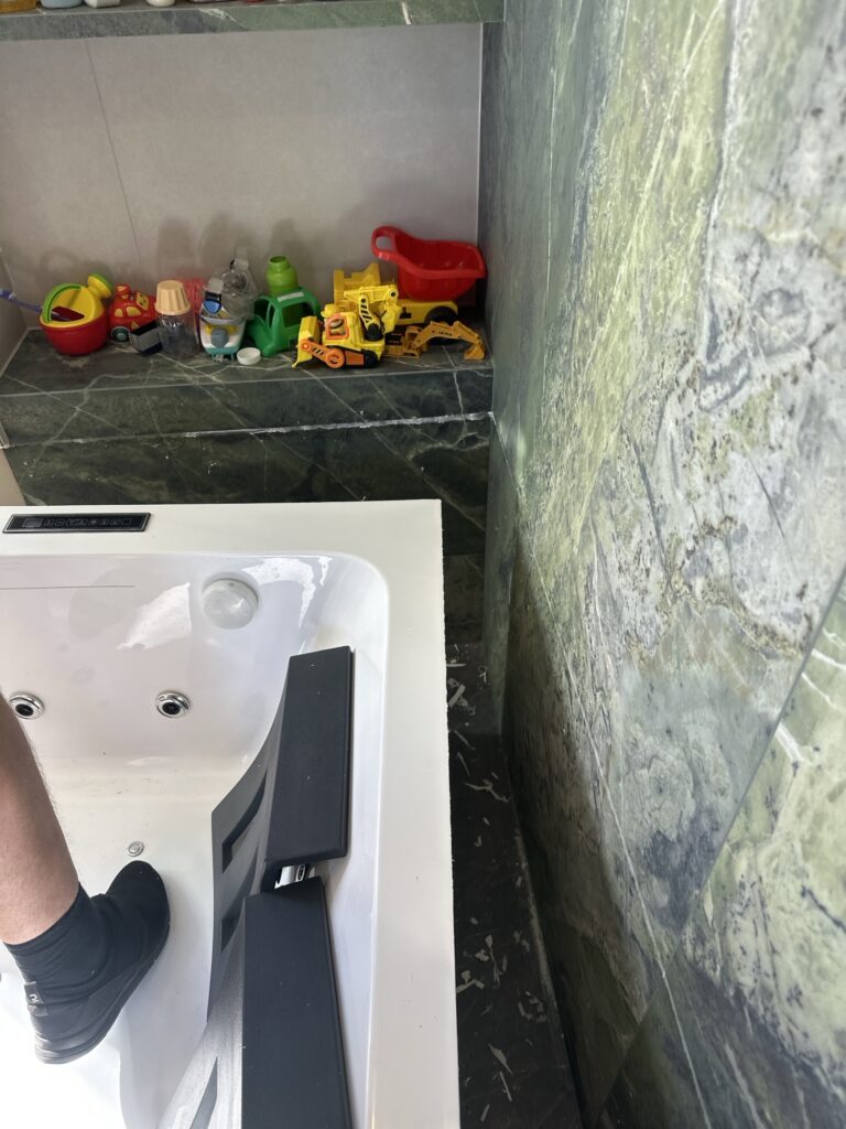 Zbieranie sylikonu jacuzzi montażu - Naprawa Wanny SPA zamów mobilny serwis z Warszawy, nasza firma działa slutecznie i tanio.