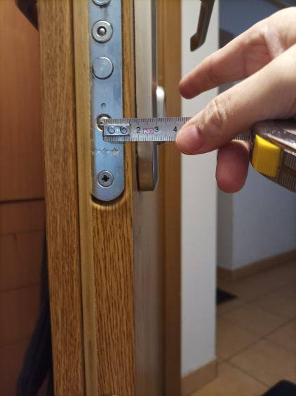 Ponowny pomiar listwy czołowej zamka taśmą mierniczą