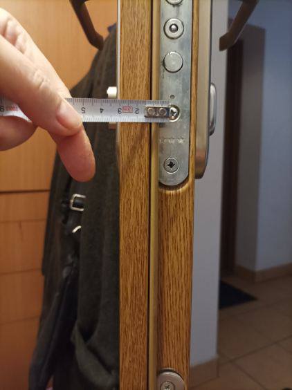 Pomiar krawędzi drzwi i listwy zamka z przeciwnej strony