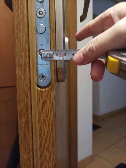 Zbliżenie na miarkę i mocowania metalowej listwy zamka