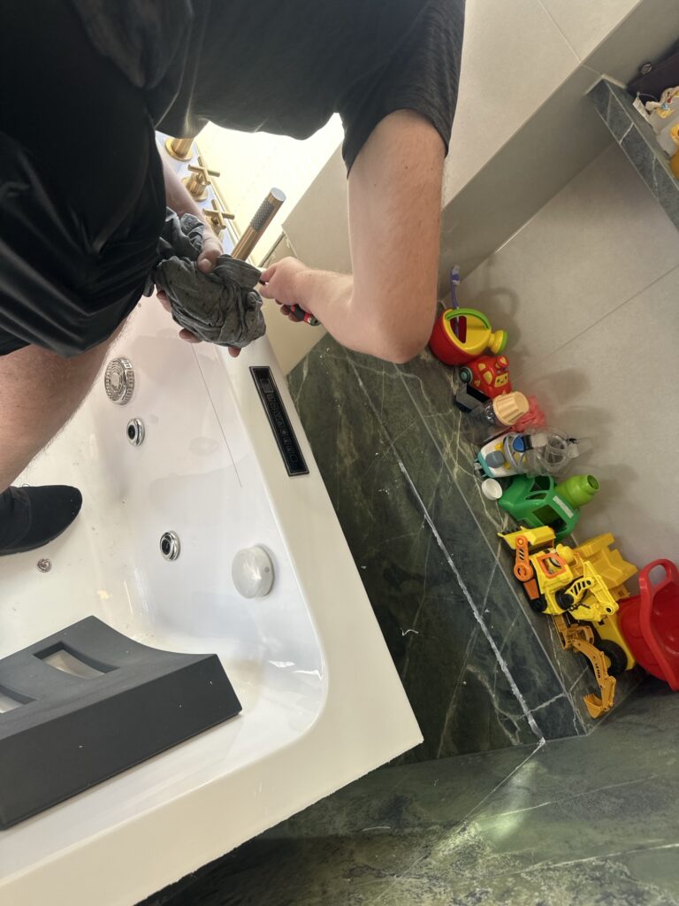 Zbieranie sylikonu jacuzzi montażu - Naprawa Wanny SPA zamów mobilny serwis z Warszawy, nasza firma działa slutecznie i tanio.