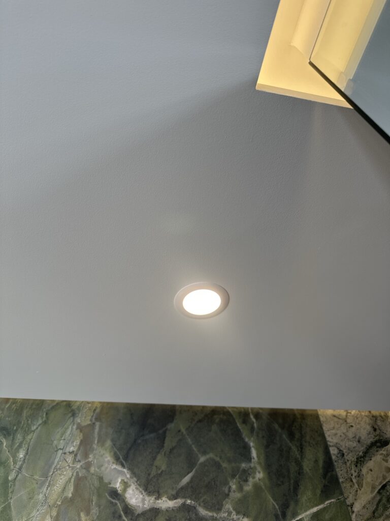 Lampy w domu serwis, obsługa, wymiana, montaż, elektryk do tego typu tematów w apartamencie lub w domu w Warszawie.