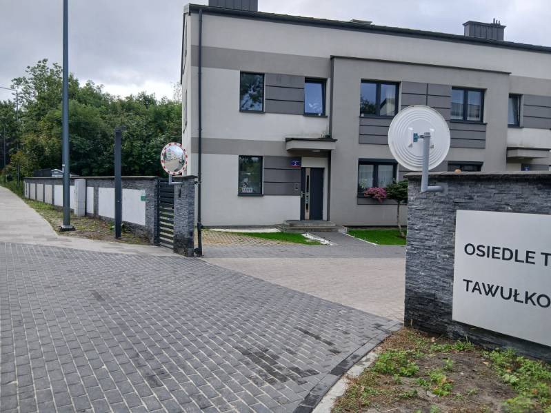 Zabezpieczenie dużego osiedla mieszkaniowego przed dzikami z naszym elektrykiem to wykonaliśmy bez problemu.