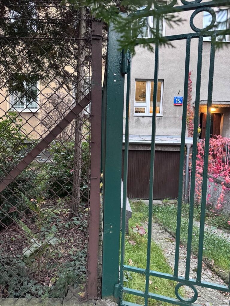 Naprawa zawiasów w bramie