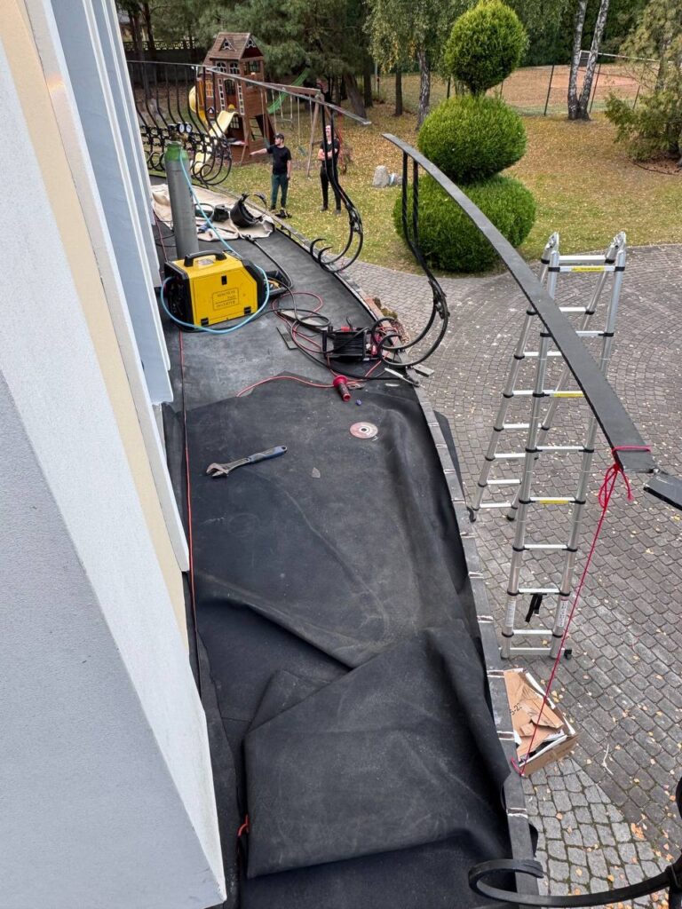 Renowacja całego balkonu ze spawaniem, nasze pogotowie spawalnicze ogarnia robotę na 5+ mamy doskonałego ślusarza i spawacza.