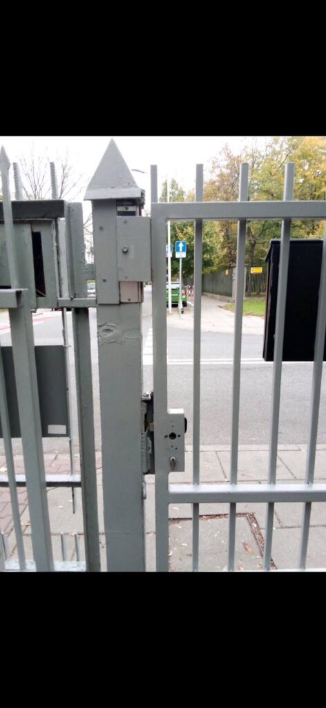 Drugie oryginalne zdjęcie dokumentacyjne z materiału o modernizacji zamka drzwiowego na elektroniczny
