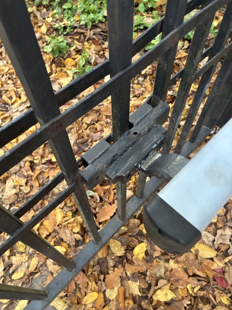 Spawanie bramy oraz naprawa elektryki, działmy bardzo szybko i dobrze z dojazdem do klienta, realizacja w 72h w stolicy.