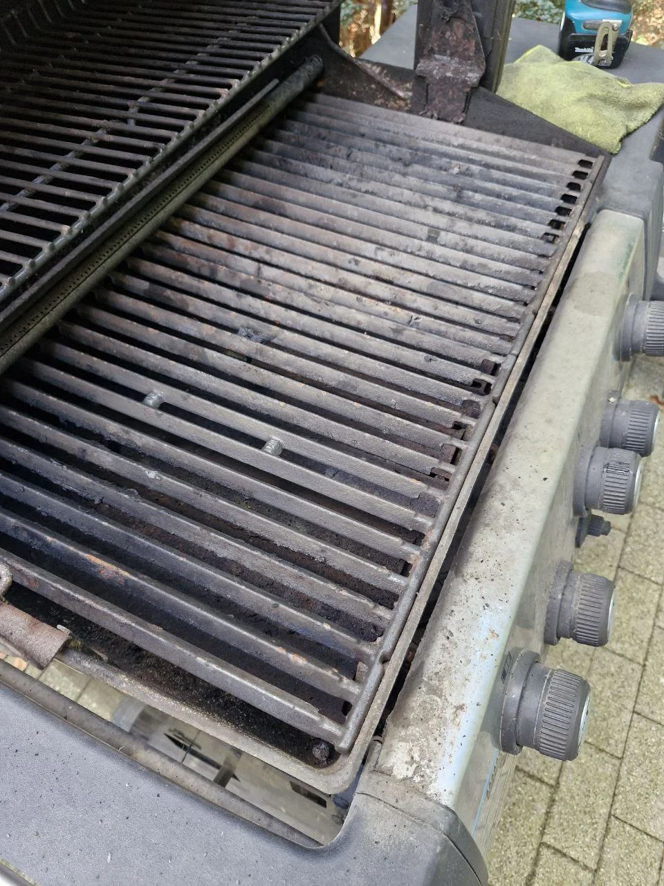 Komora grilla Broil King z głównym rusztem, górną półką i widocznymi osadami