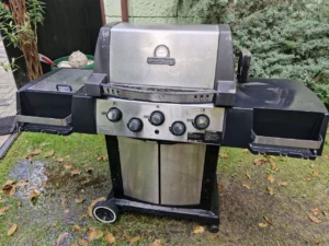 Pełny widok grilla Broil King SIGNET z bocznymi półkami i dolną szafką