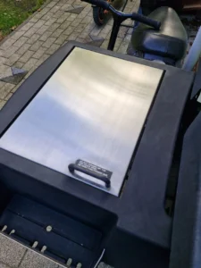 Zamknięta metalowa pokrywa bocznego stanowiska grilla z sesji A05