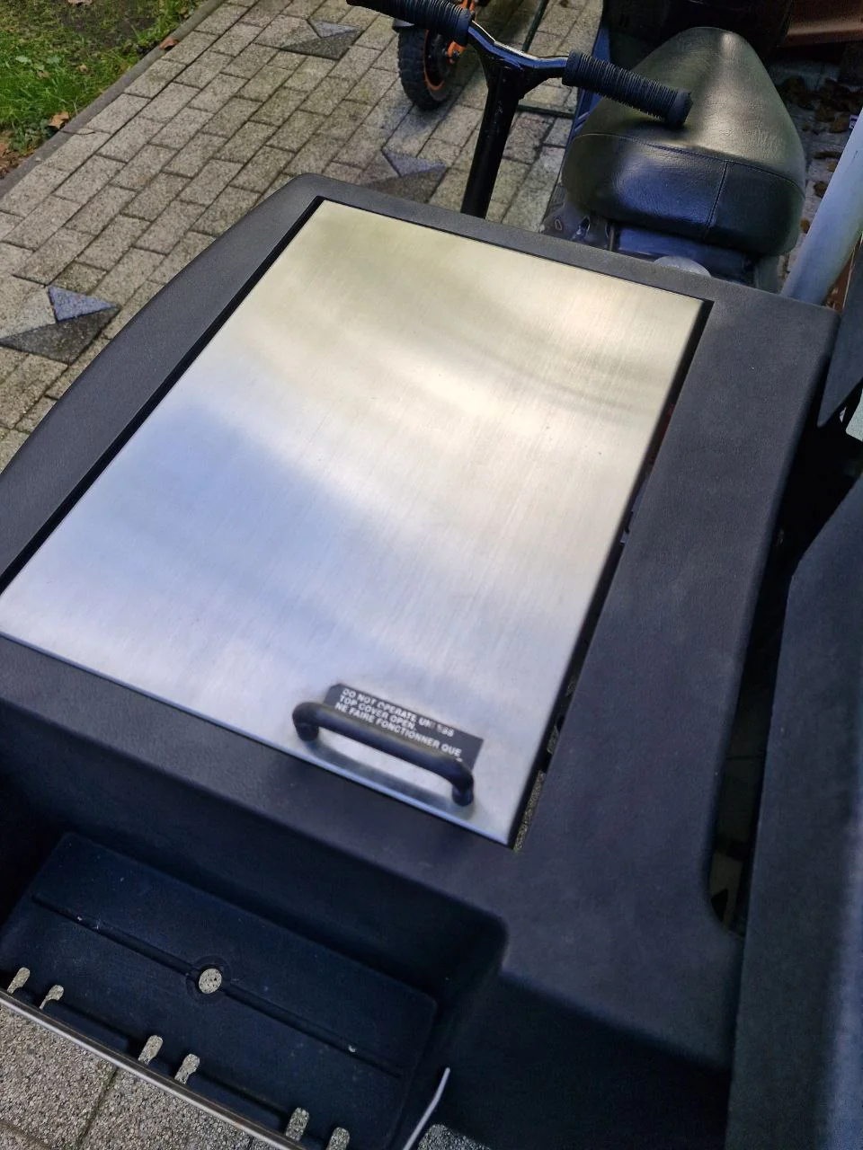 Zamknięta metalowa pokrywa bocznego stanowiska grilla z sesji A05