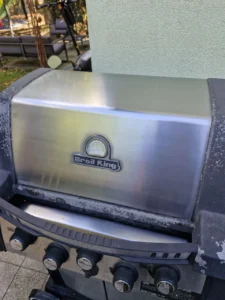 Pokrywa z logo Broil King, termometrem oraz panel pokręteł, sesja A05