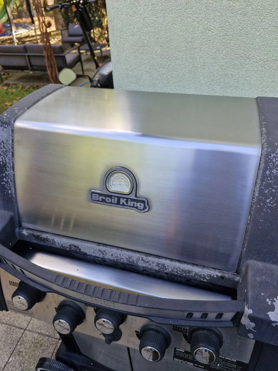 Pokrywa z logo Broil King, termometrem oraz panel pokręteł, sesja A05